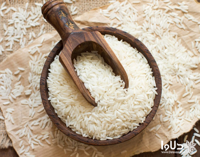 برنج را با پیمانه اندازه بگیرید.